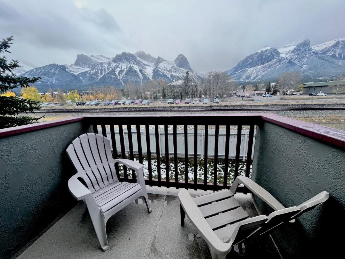 Canadian Rockies Chalets Канмор Екстериор снимка