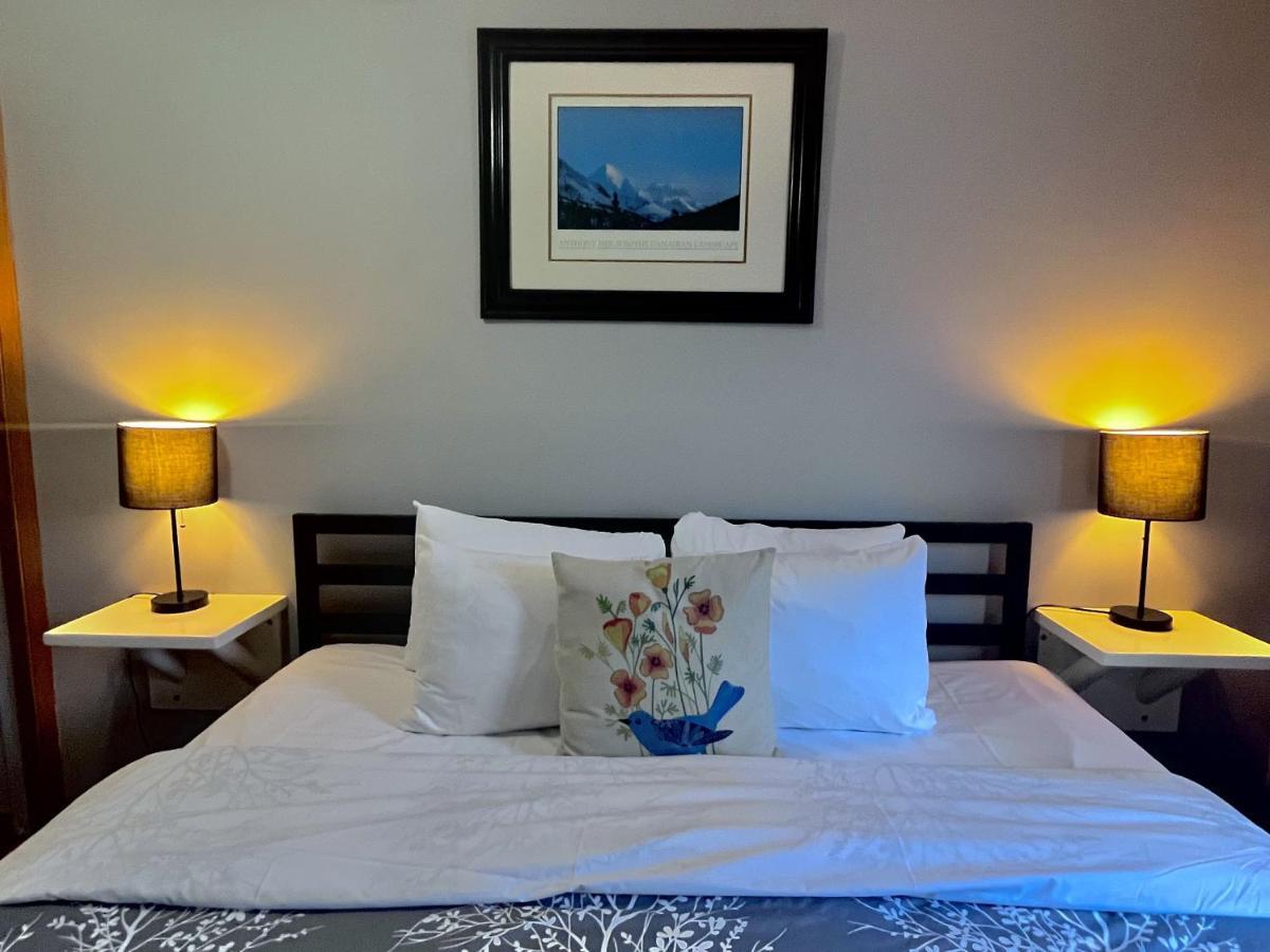 Canadian Rockies Chalets Канмор Екстериор снимка