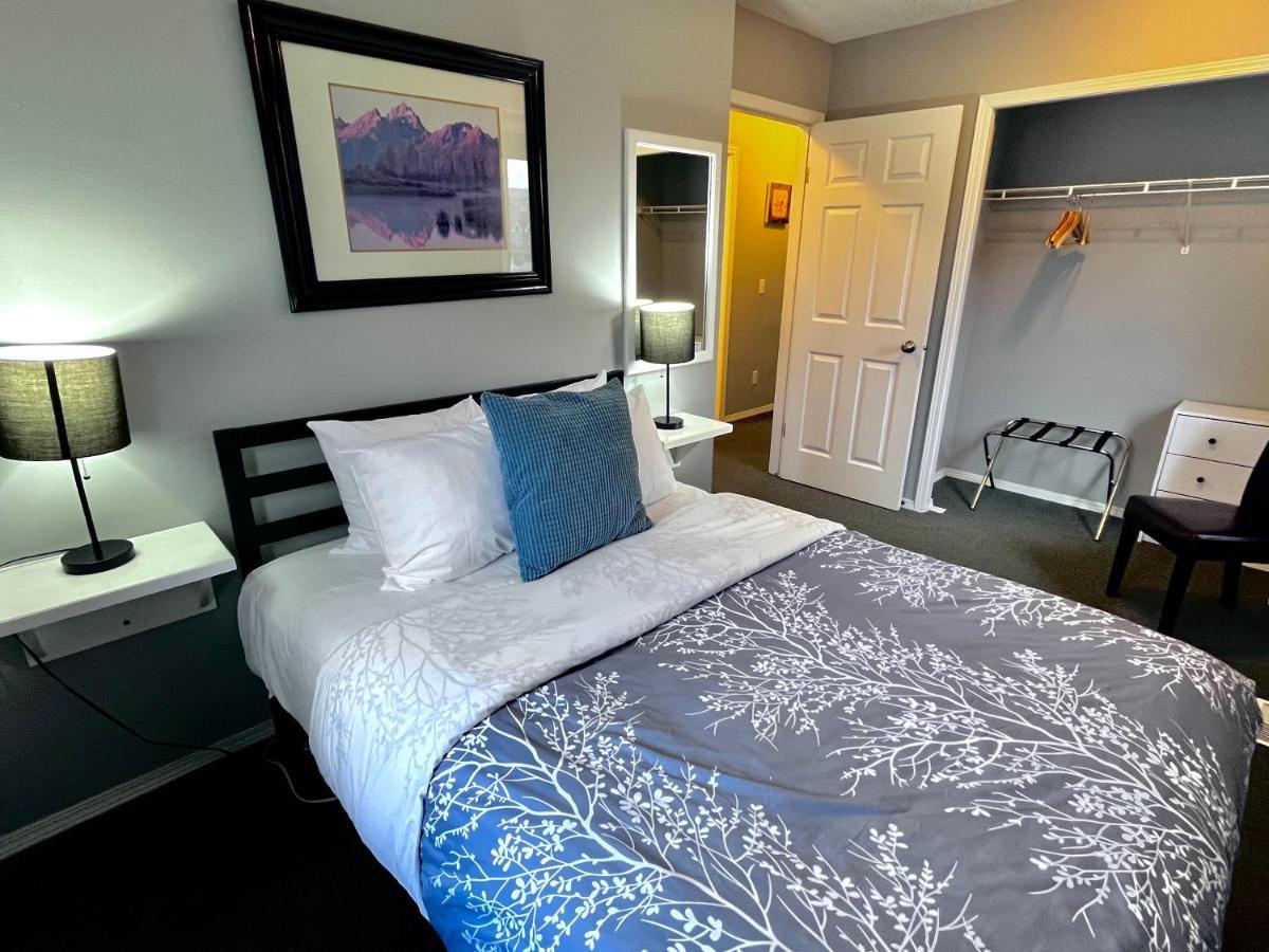 Canadian Rockies Chalets Канмор Екстериор снимка