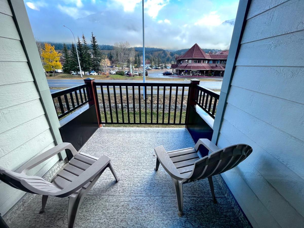 Canadian Rockies Chalets Канмор Екстериор снимка